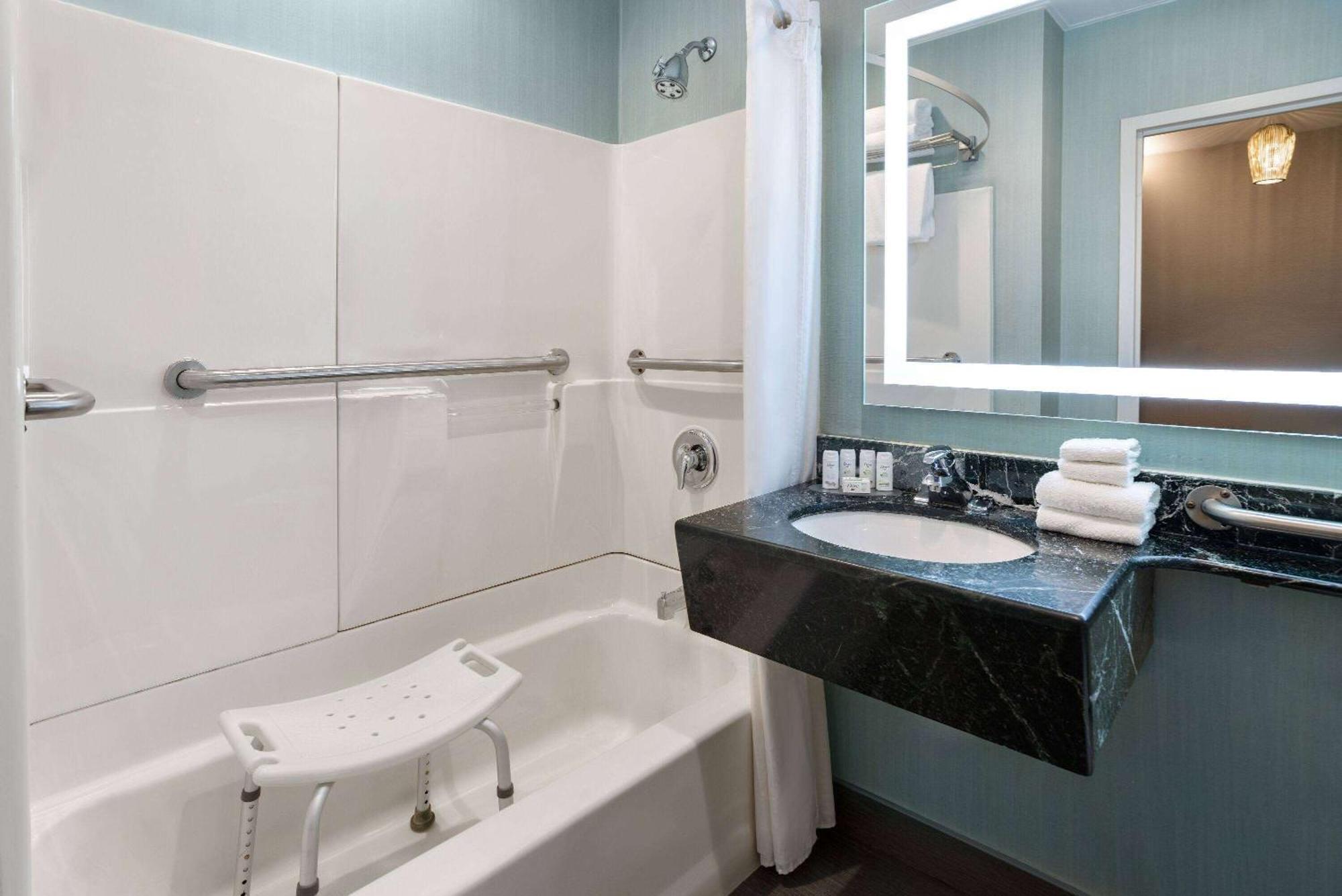 Ramada By Wyndham Bronx Hotel New York Eksteriør billede