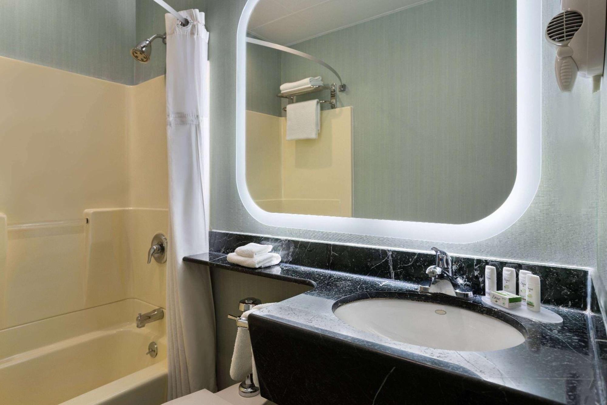 Ramada By Wyndham Bronx Hotel New York Eksteriør billede